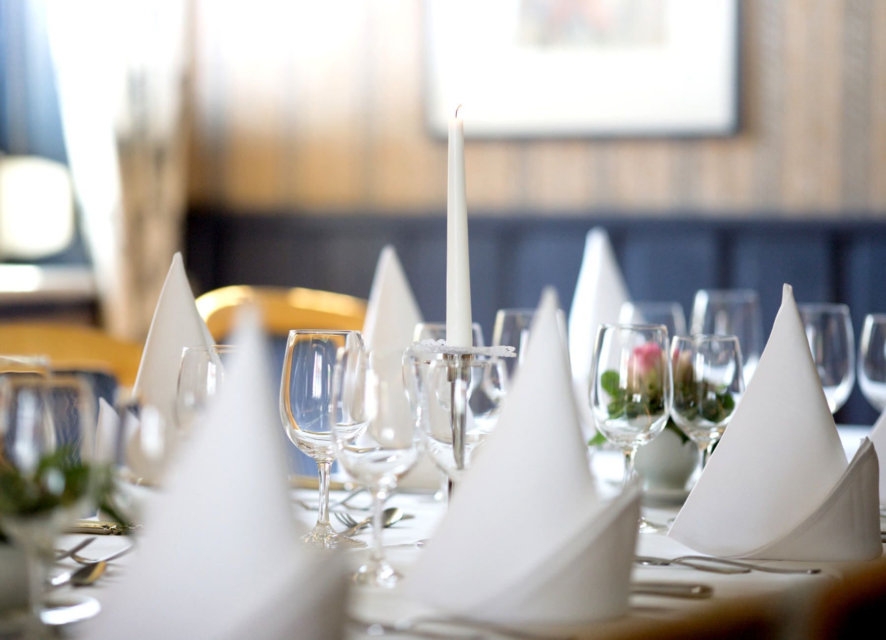 Ein gedeckter Tisch mit Gläsern und Servietten.