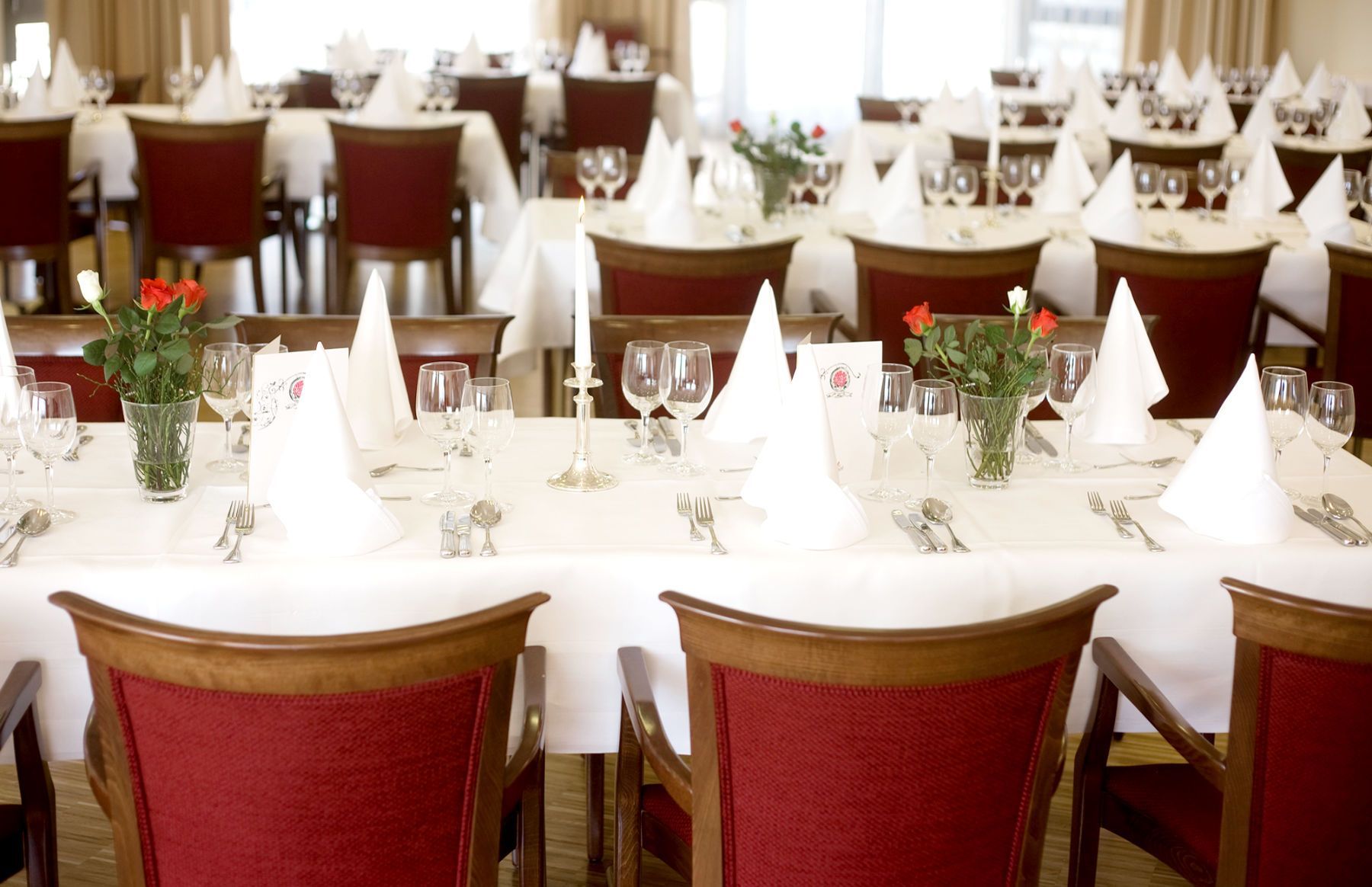 Ein Restaurant mit Tischen und Stühlen für ein Bankett.