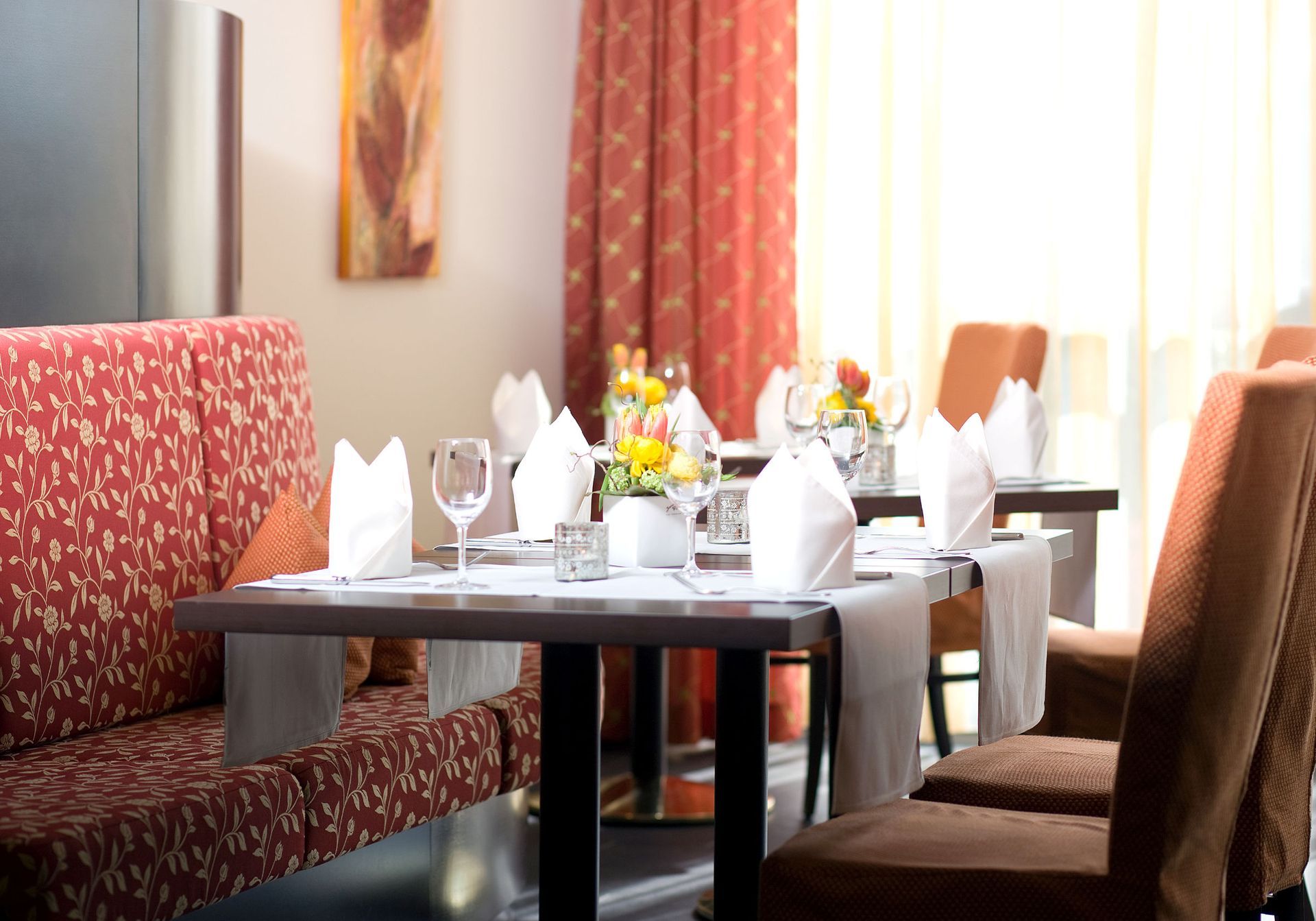 Ein Restaurant mit Tischen und Stühlen für eine Mahlzeit.