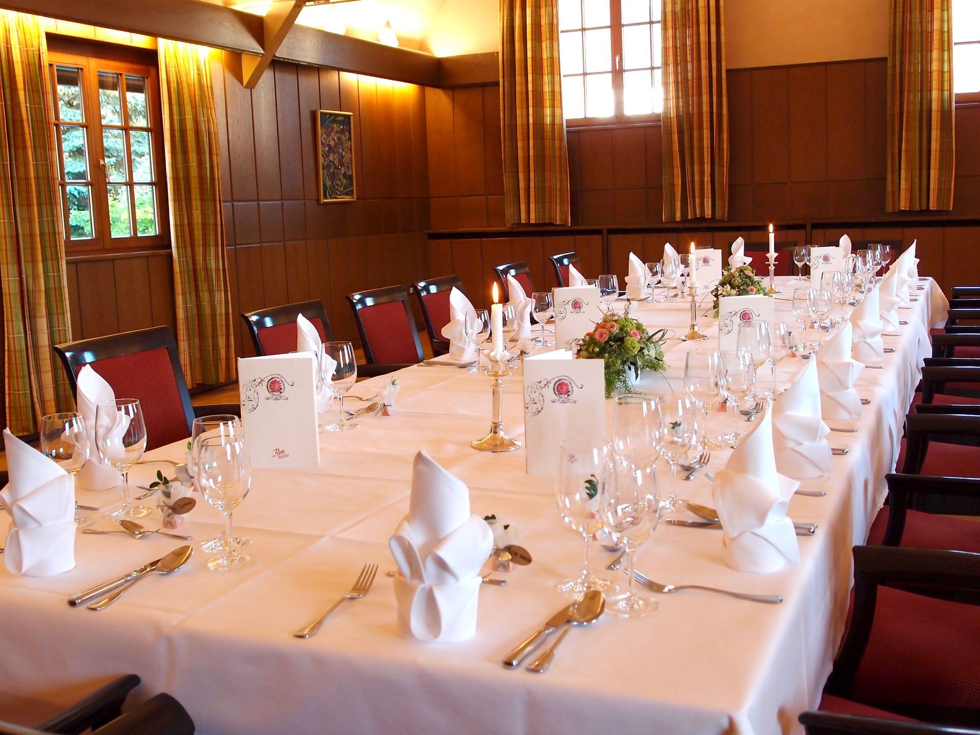 Ein langer Tisch ist für eine Dinnerparty gedeckt.