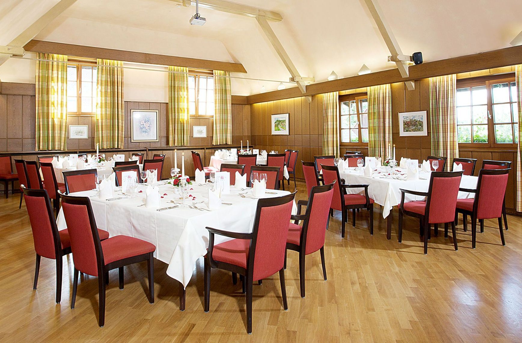 Ein großer Raum mit Tischen und Stühlen für ein Bankett.