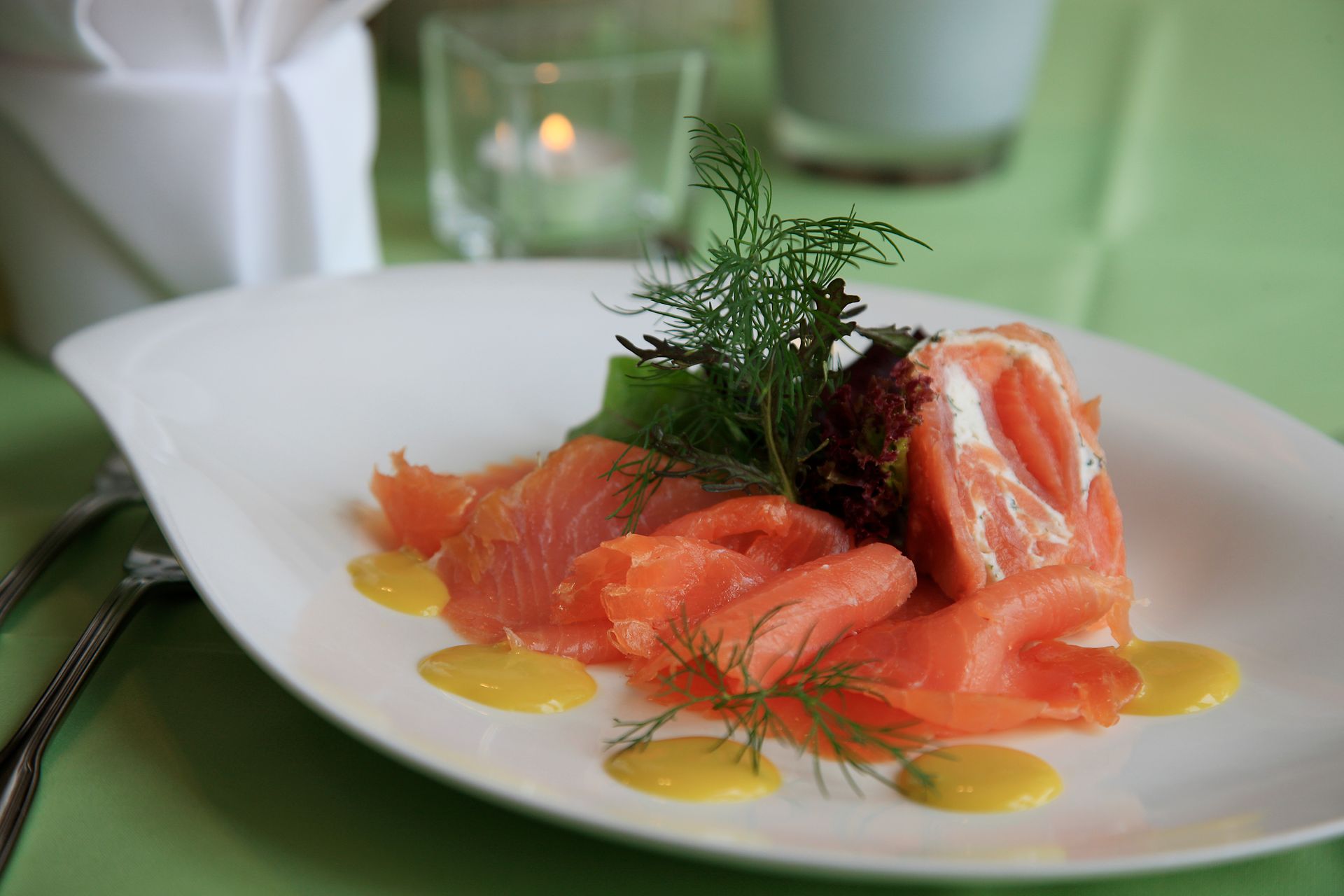 Ein Restaurant mit Tischen und Stühlen und einer Kellnerin, die Essen serviert.