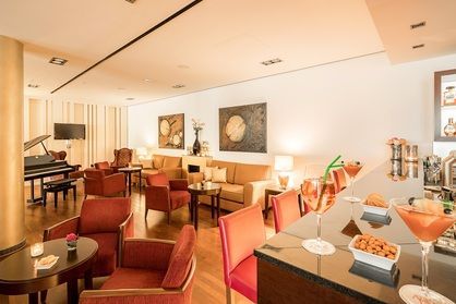 Lounge/ Barbereich des Hotels mit warmer, gemütlicher Beleuchtung