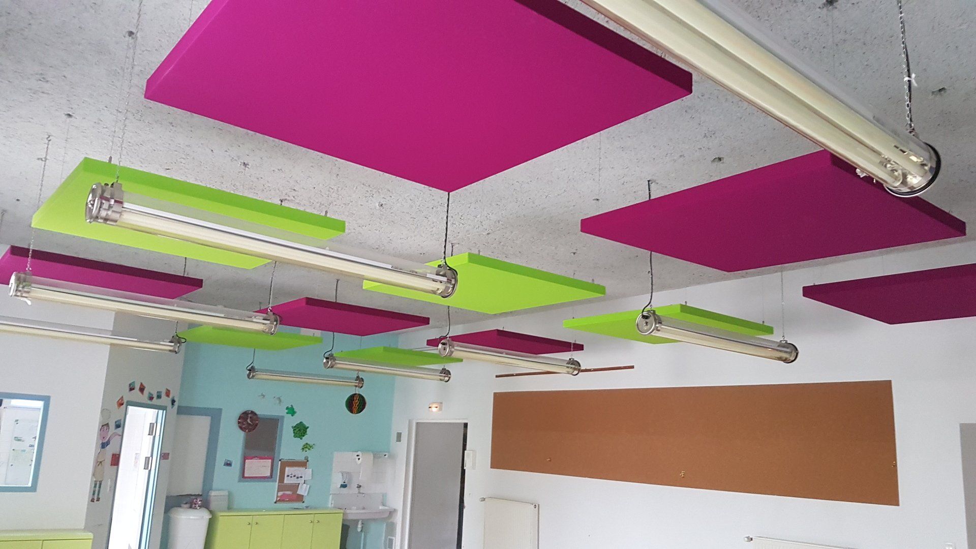 Panneaux acoustiques fixés au plafond