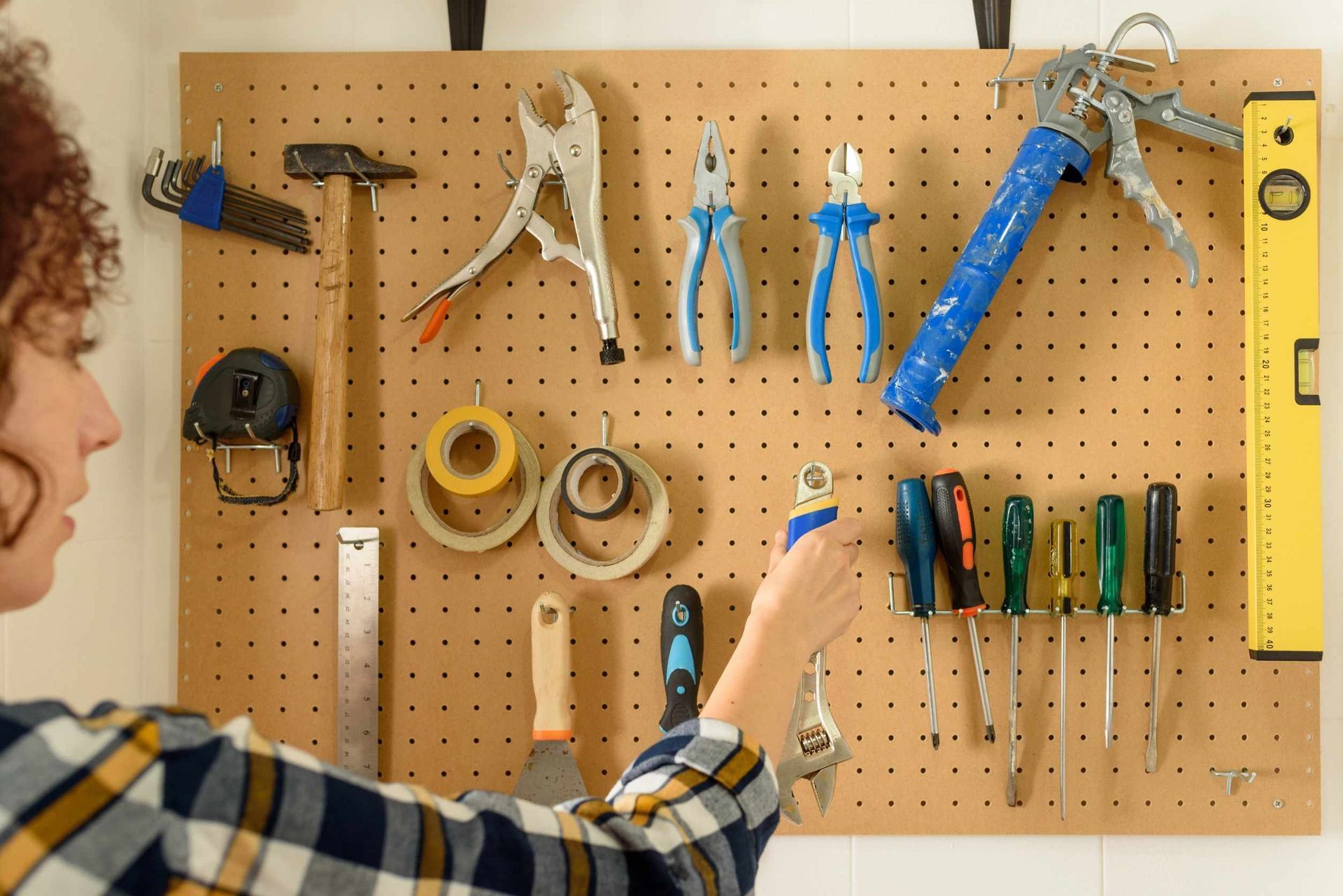 Un primer plano de una llave que sujeta una tuerca sobre una mesa de madera.