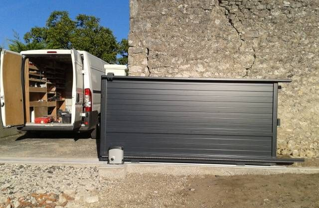 Un portail coulissant ouvert.