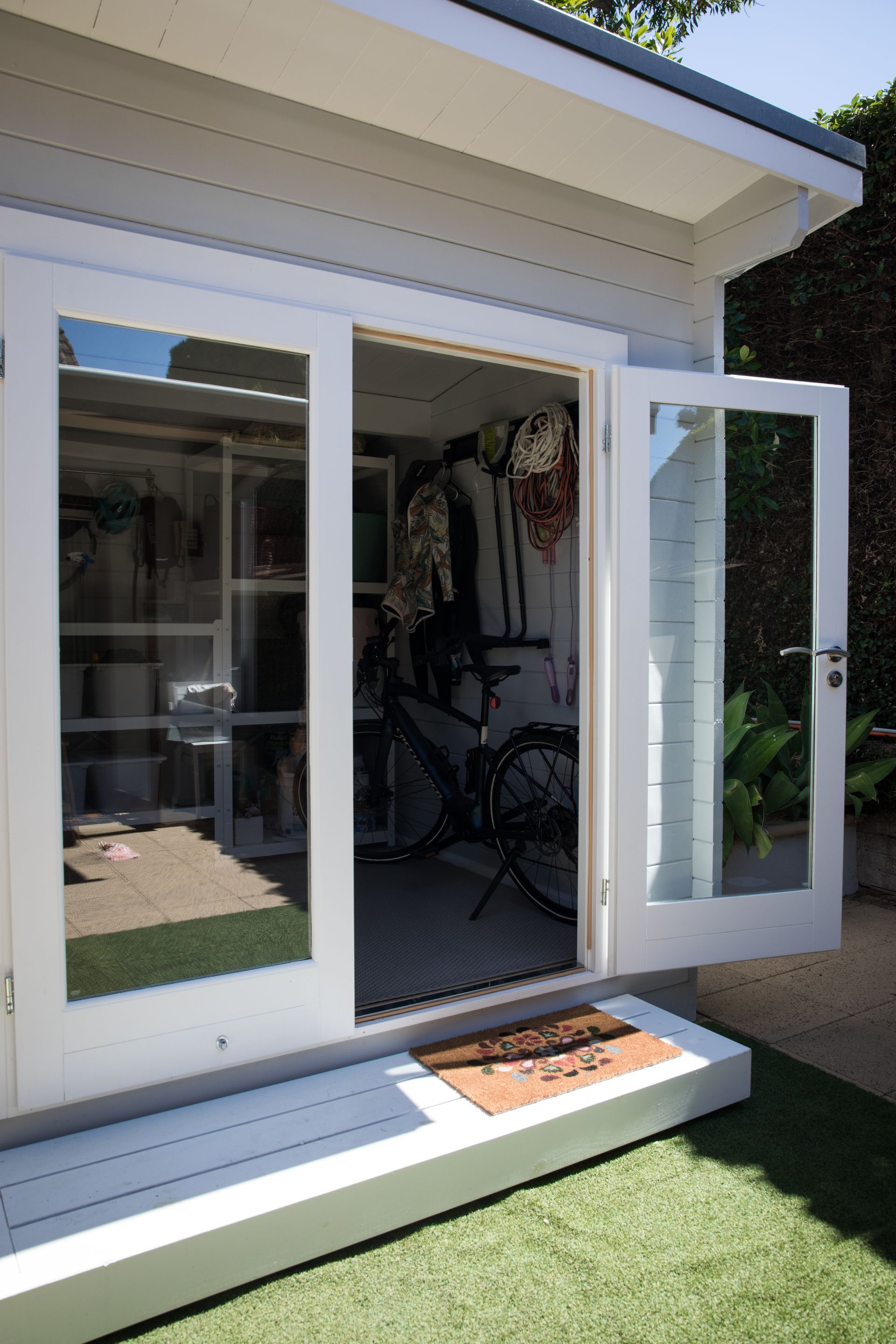 Portes-fenêtres donnant sur l'extérieur.