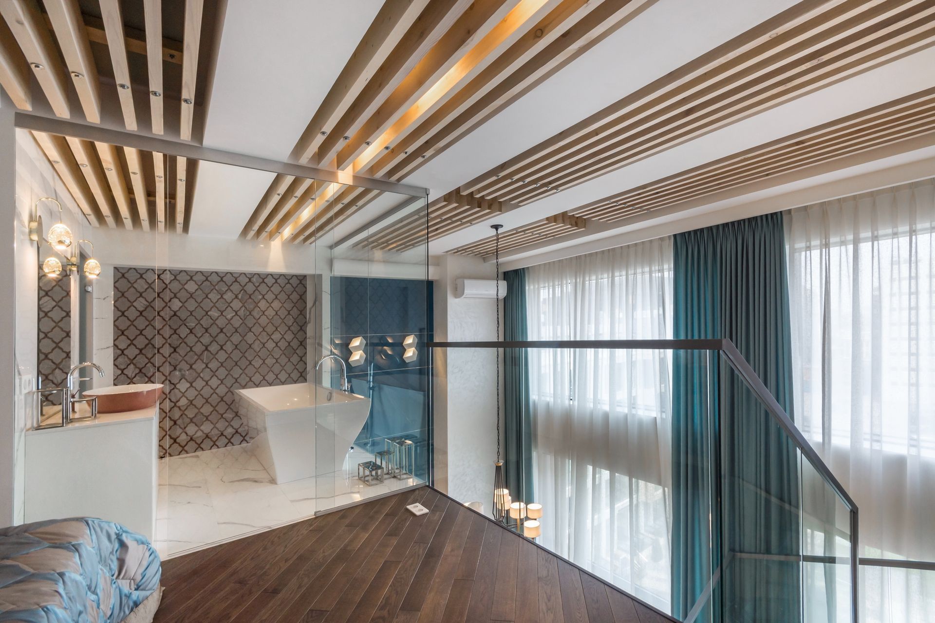 Chambre loft moderne avec plafond à lattes de bois, mur d'accent foncé, balustrade en verre et grands rideaux transparents.