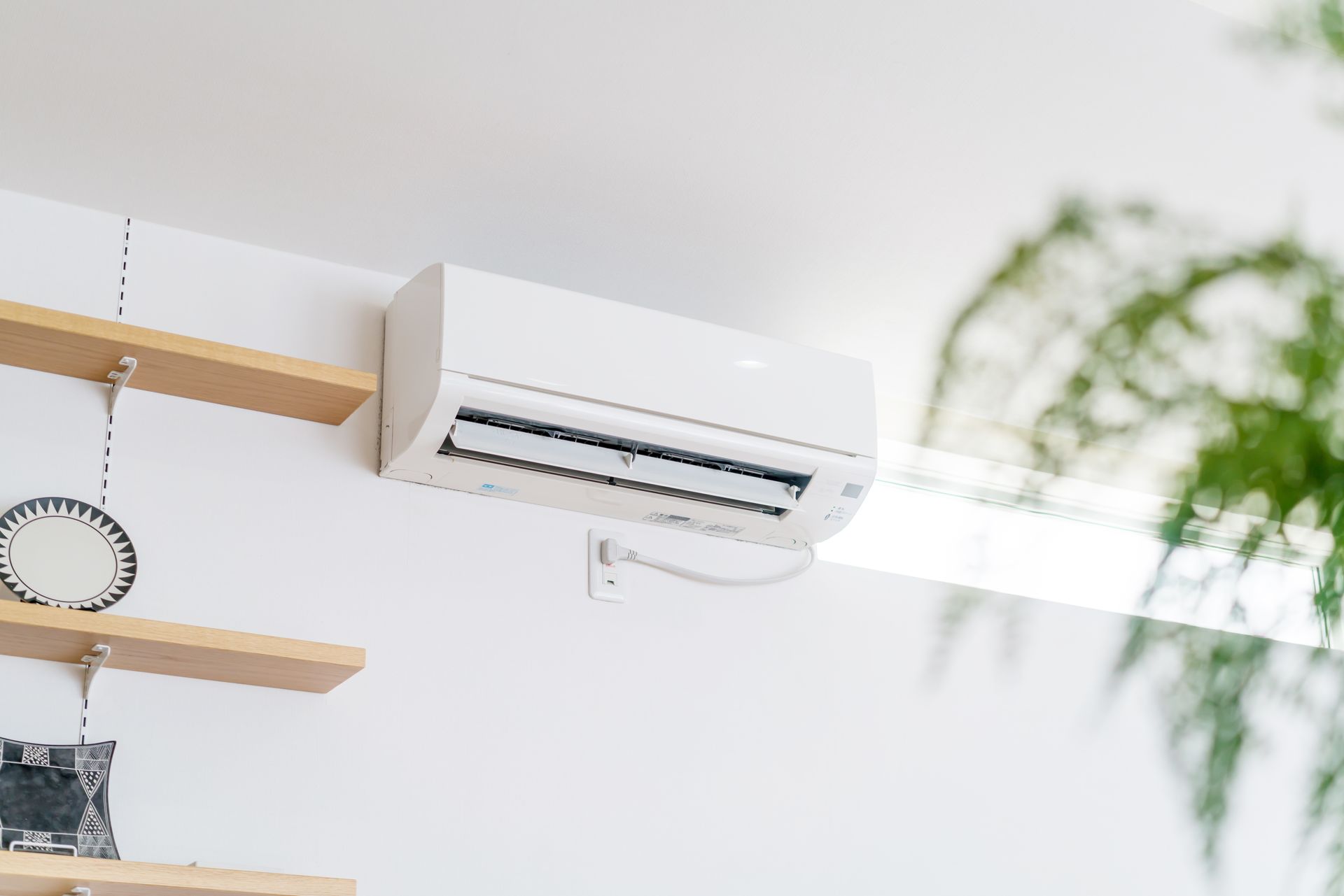 Climatiseur blanc branché au mur