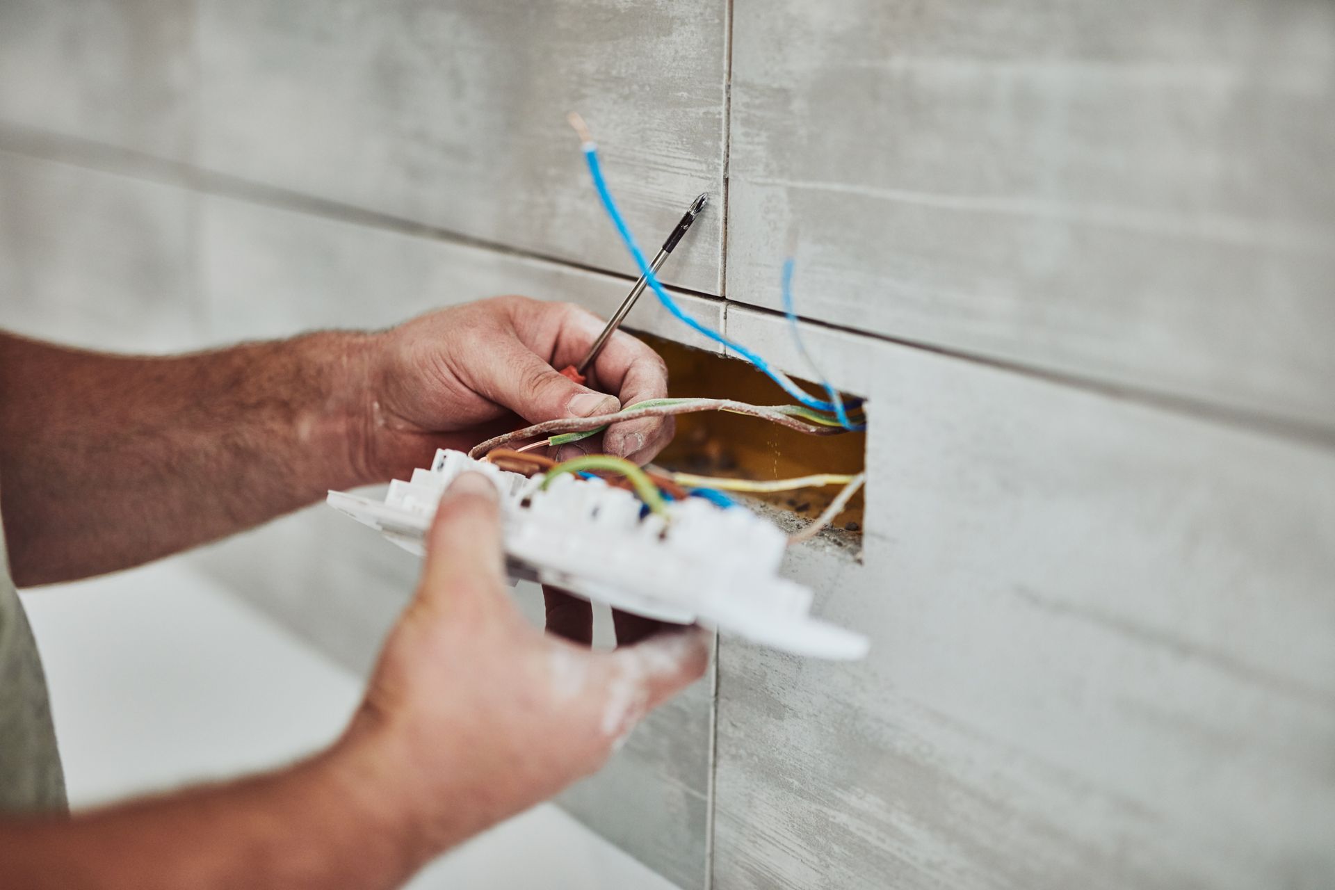 Travaux sur des prises électriques