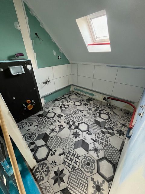 Salle de bains avec un revêtement noir et blanc