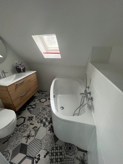 Salle de bains avec un sol à motifs
