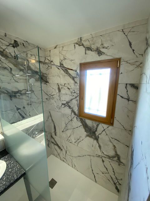 Salle de bains avec un mur à effet marbre