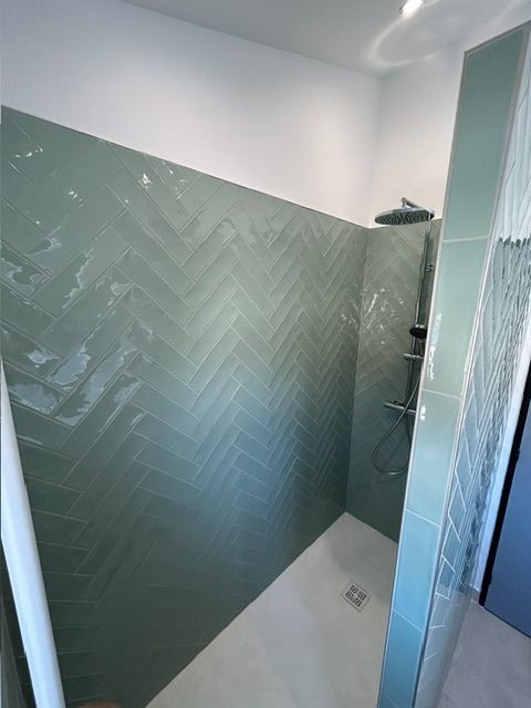 Mur rénové avec douche ouverte