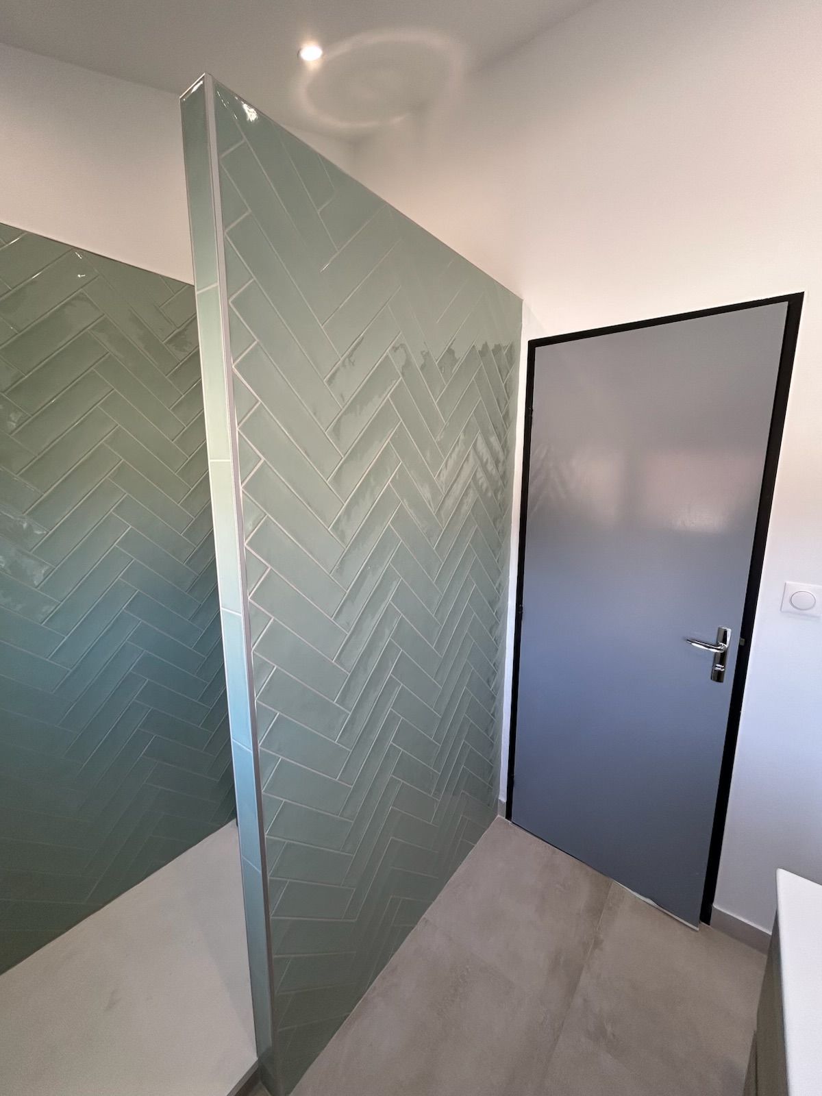Mur rénové et porte grise