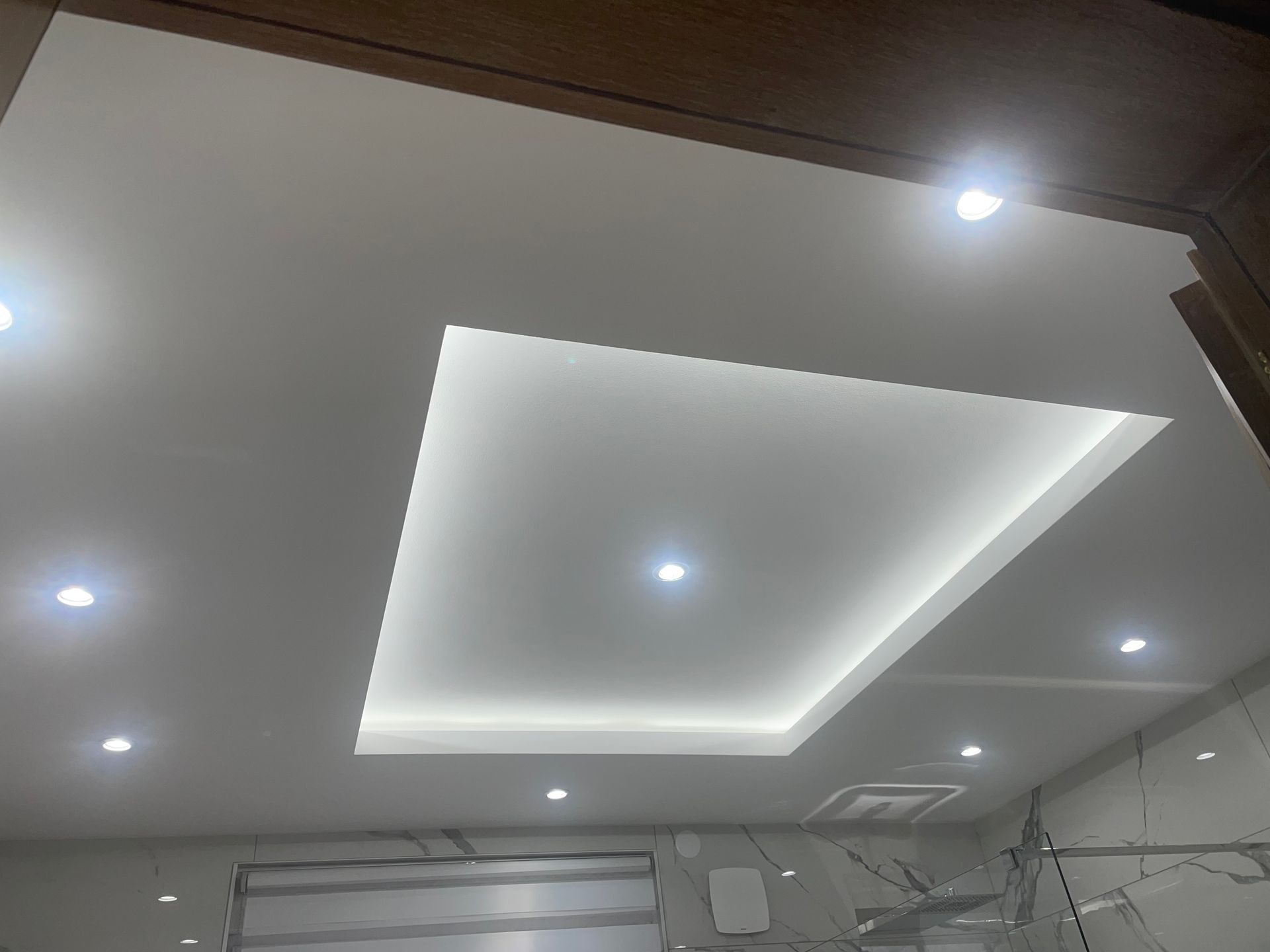 Travaux de faux plafond avec luminaires