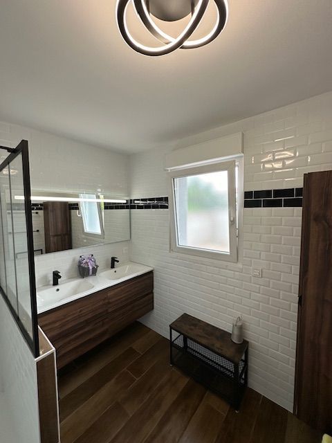 Salle de bains avec carrelage au mur