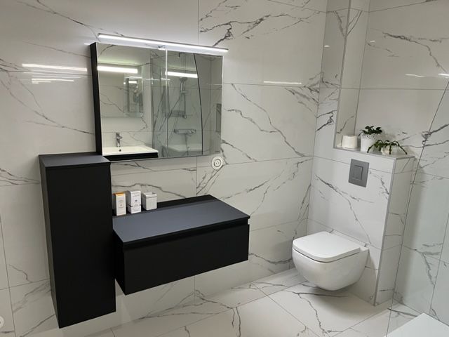 Salle de bains avec sanitaires