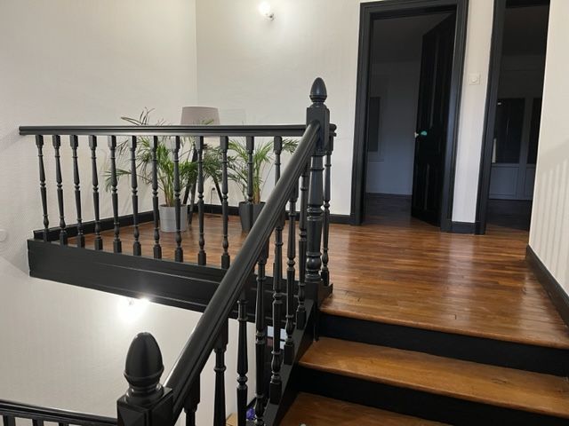 Escalier bois avec rambarde noire