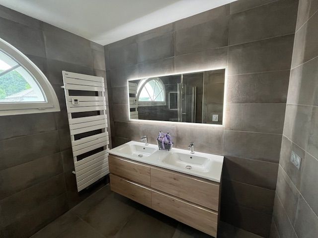 Double vasque et chauffage de salle de bains
