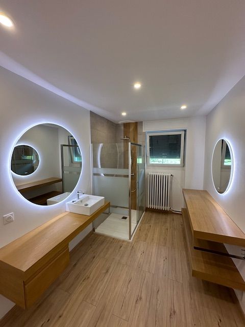 Salle de bains avec un miroir sur chaque mur