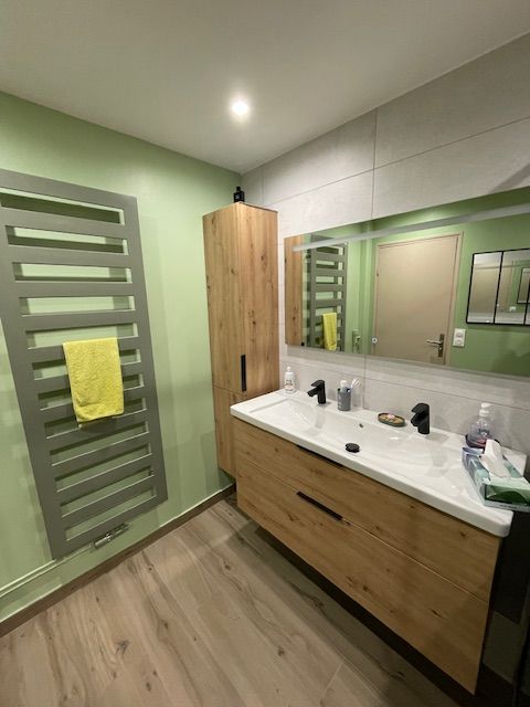 Salle de bains aux murs verts
