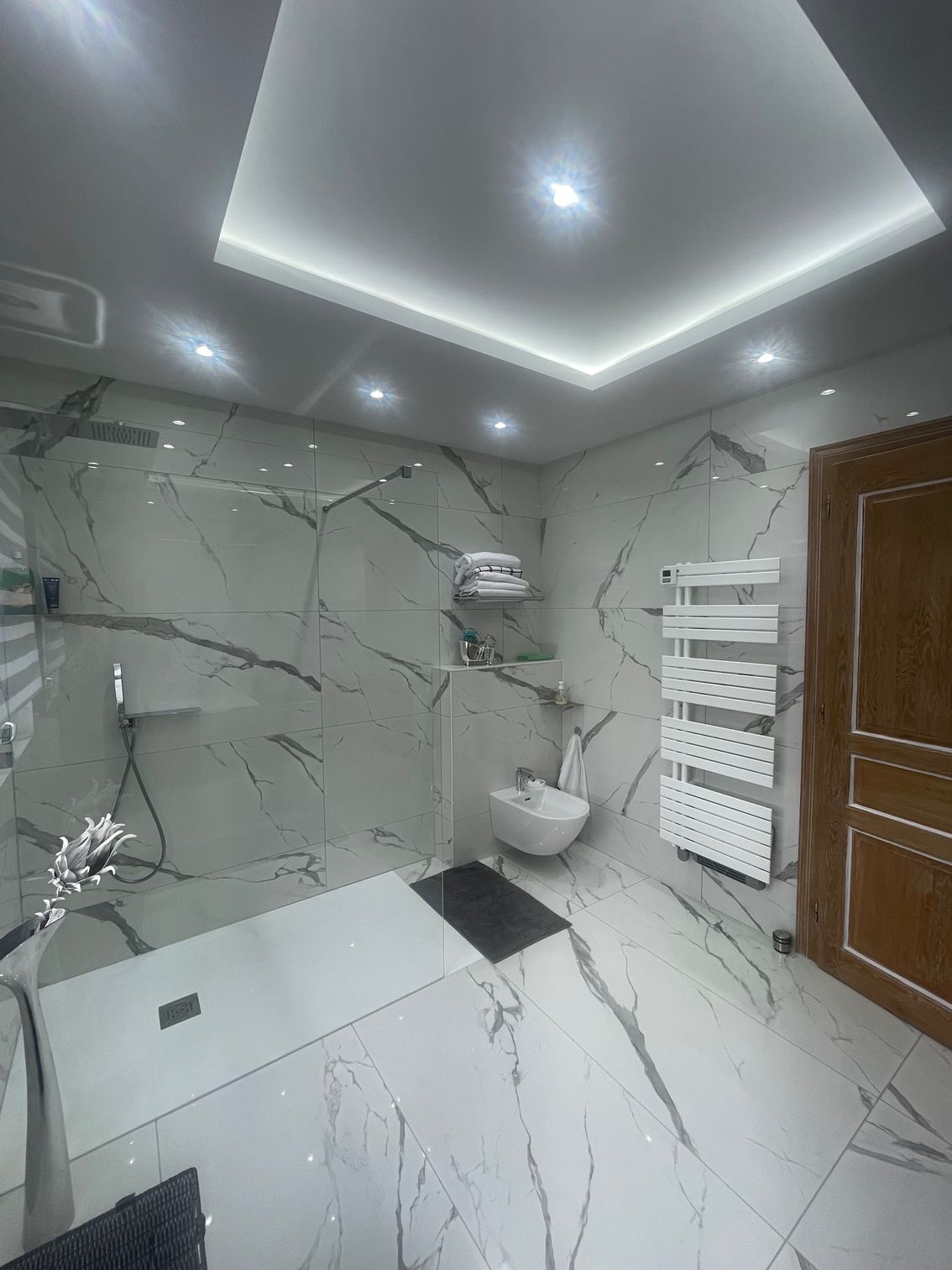 Salle de bains avec WC intégrés