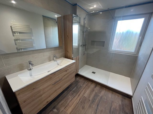 Salle de bains avec une simple vasque