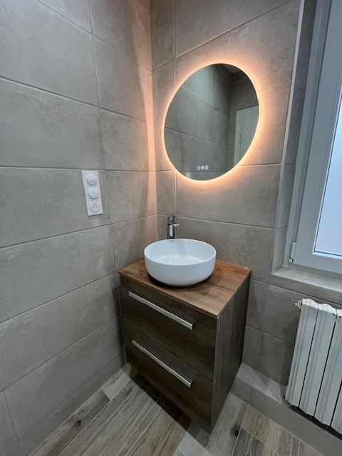 Lavabo rond avec un miroir allumé