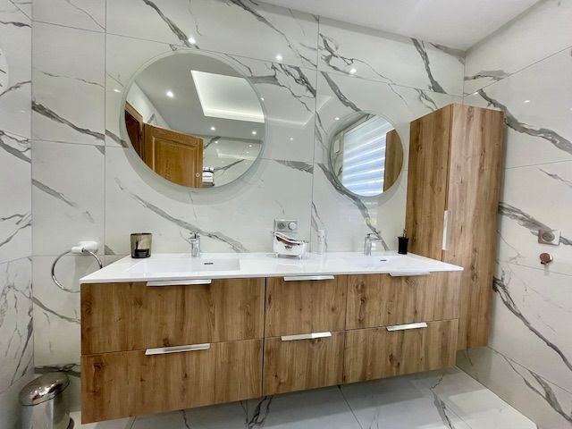 Mobilier en bois dans une salle de bains