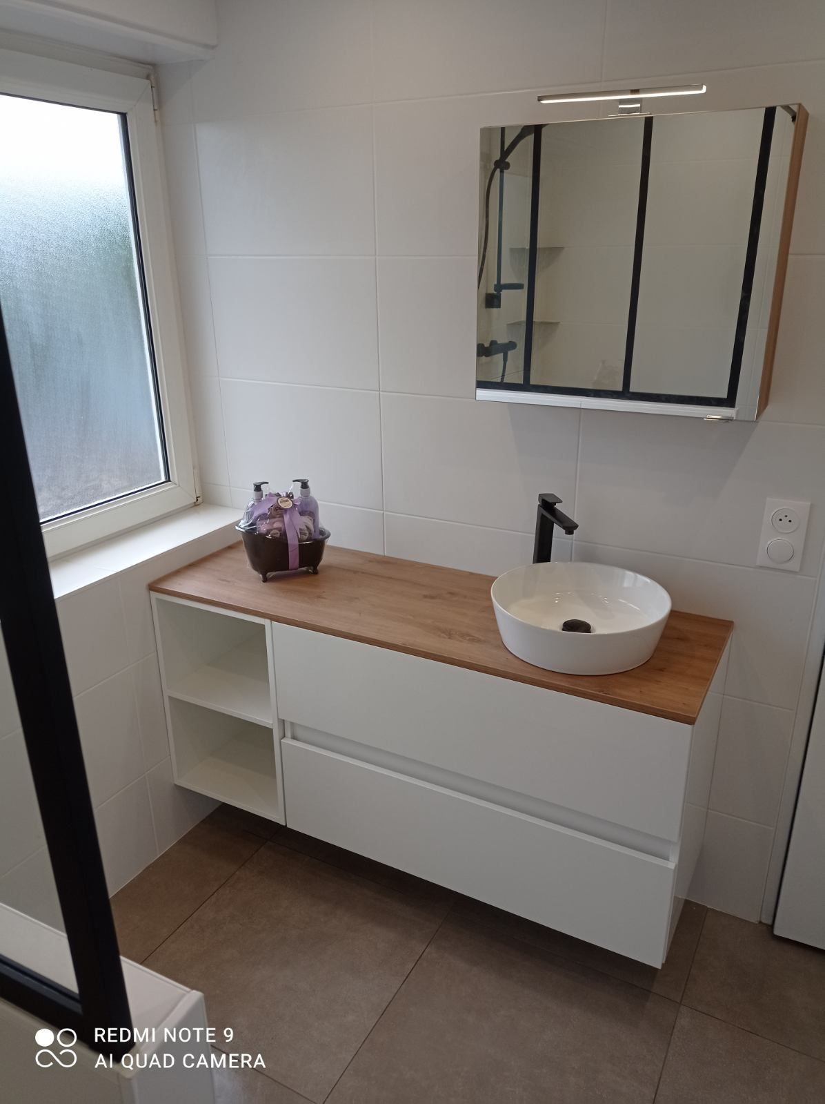 Lavabo sur un meuble de salle de bains