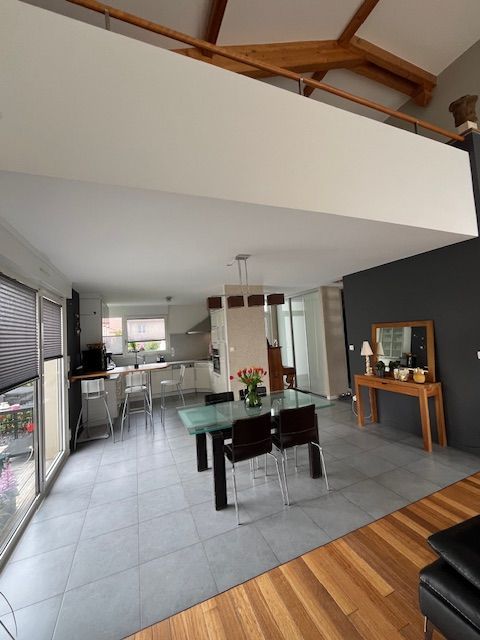 Salon avec un faux plafond