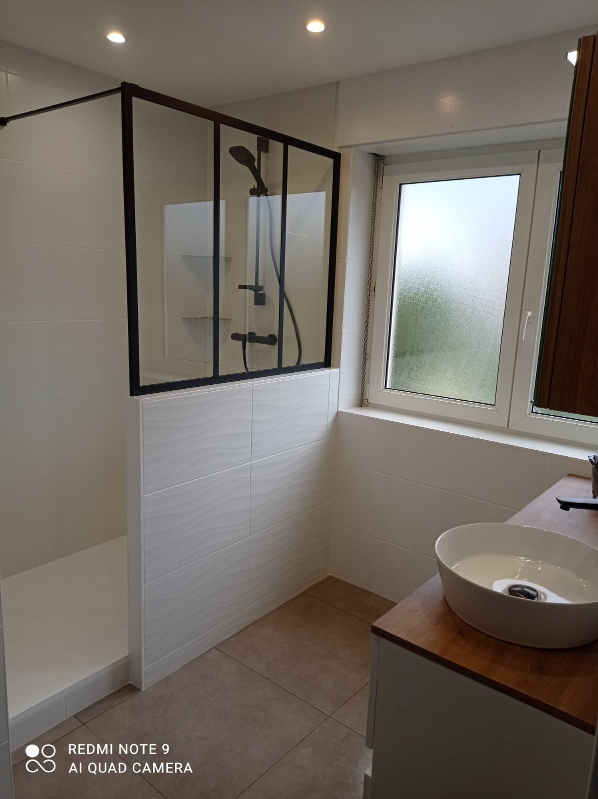 Salle de bains avec verrière à la douche