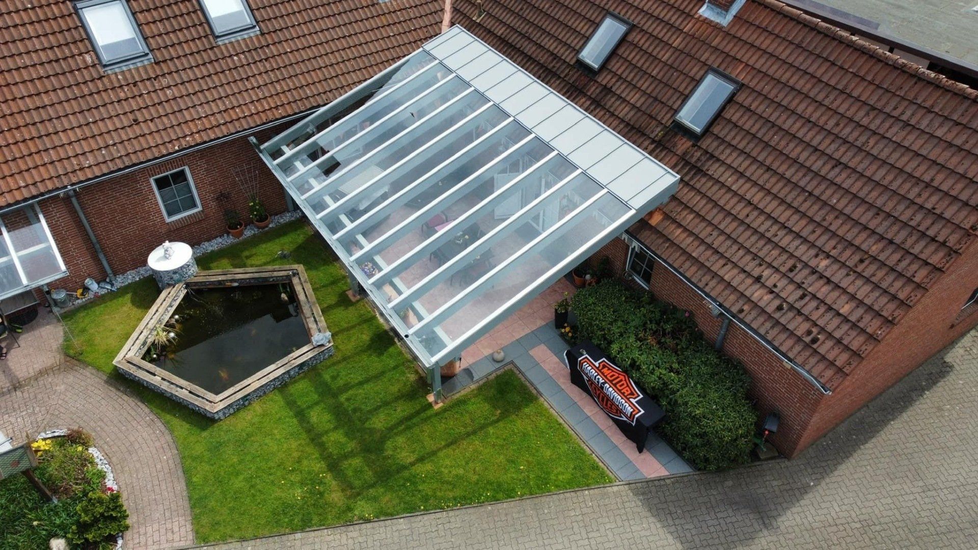 Mitarbeiter von Gödeke Bedachungen GmbH bringt Beschichtung auf Dach an