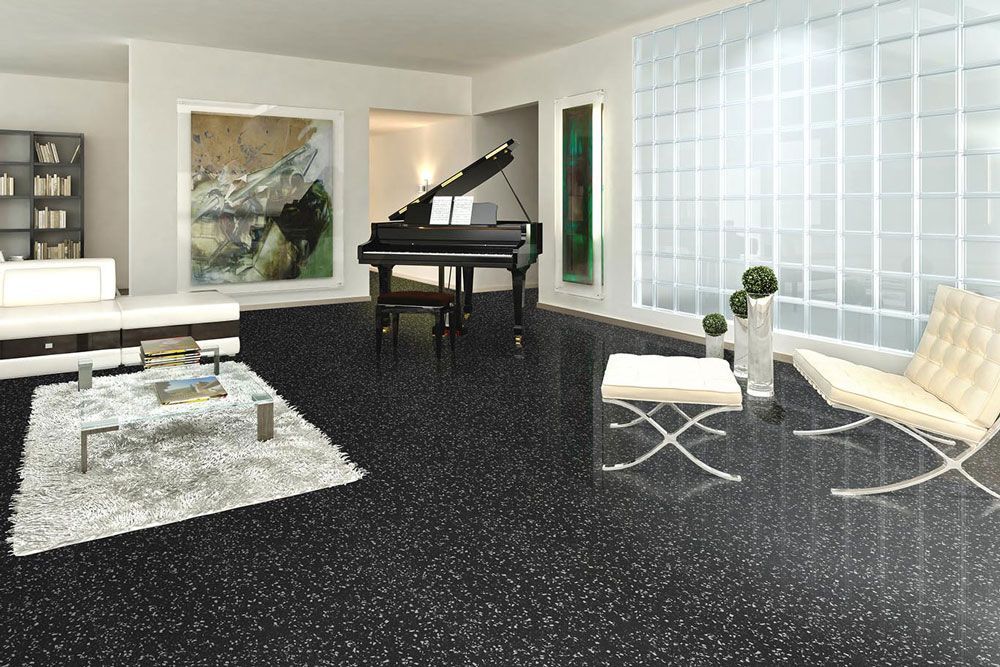 Modernes Wohnzimmer mit schwarzem Flügel, weißen Stühlen, Couchtisch und großen Milchglasfenstern