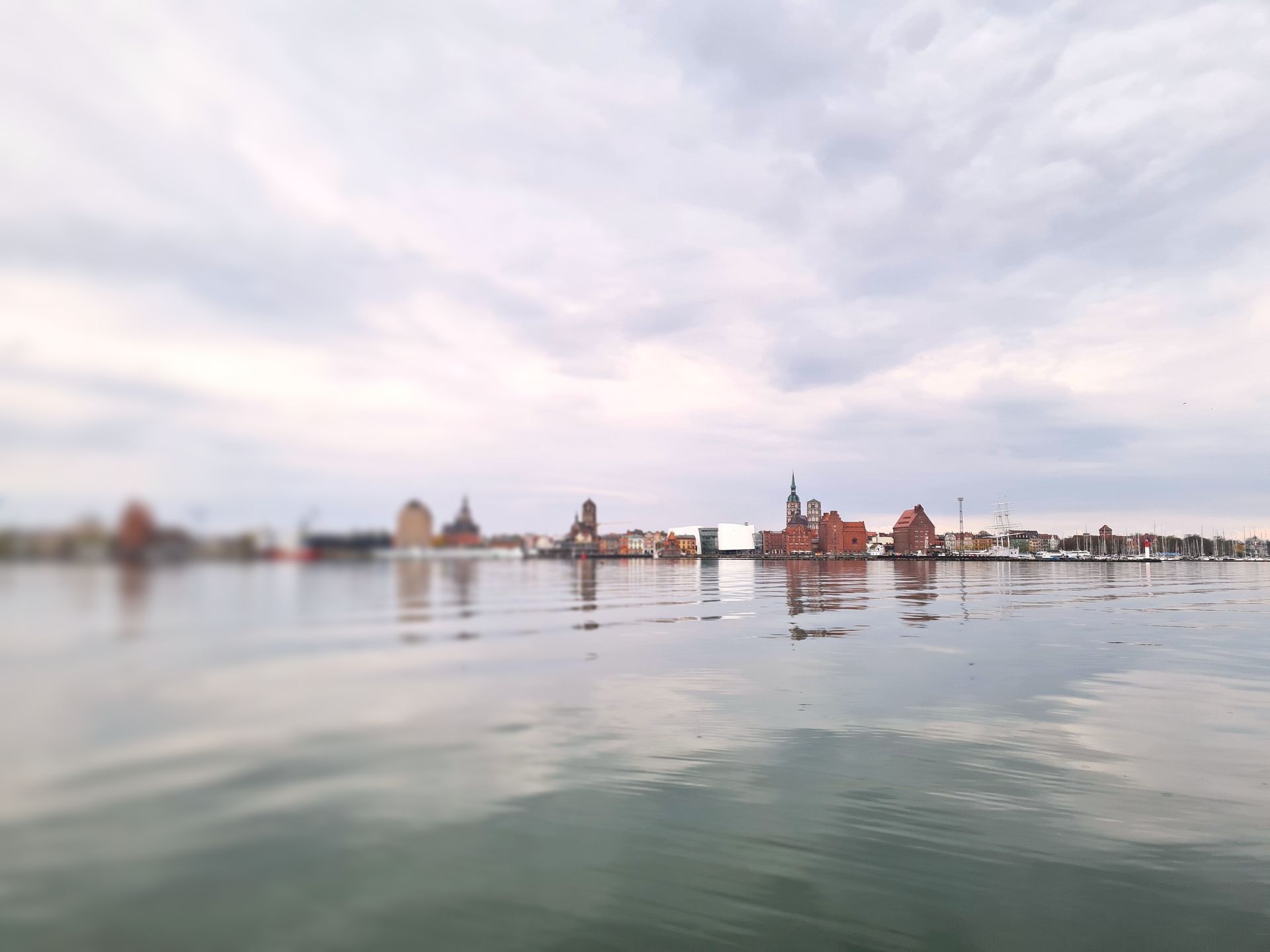 Blick auf die Silhouette von Stralsund von Altefaehr aus betrachtet