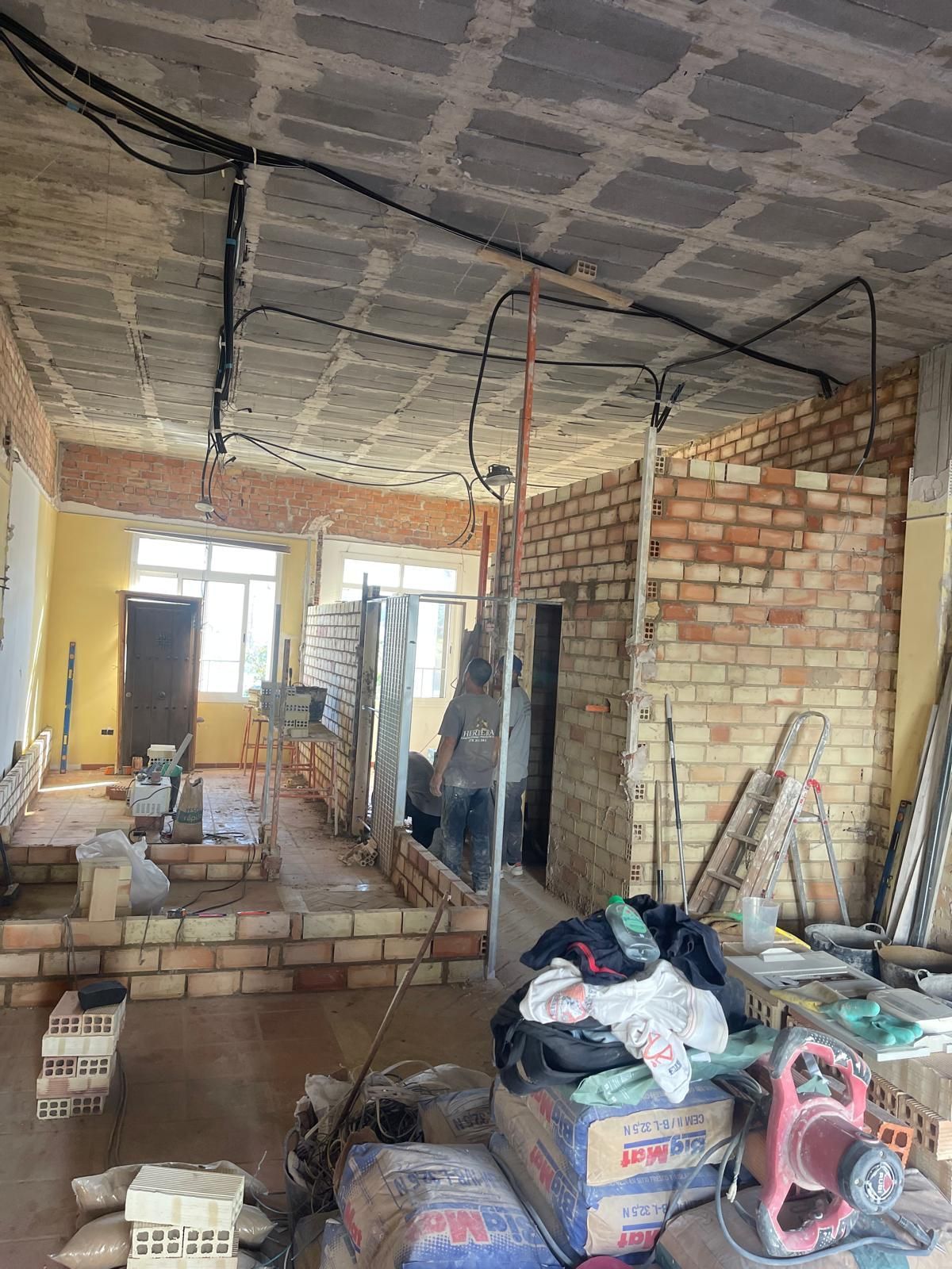 Se está remodelando una habitación con paredes de ladrillo y un techo.