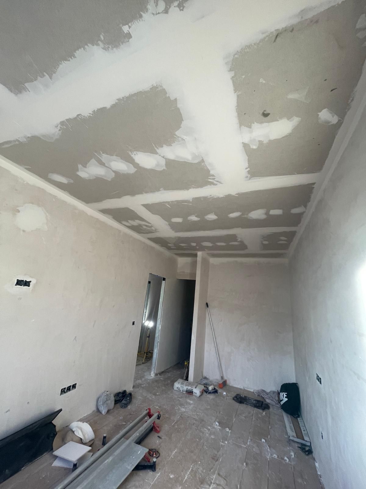 Una habitación con un techo que está siendo remodelado