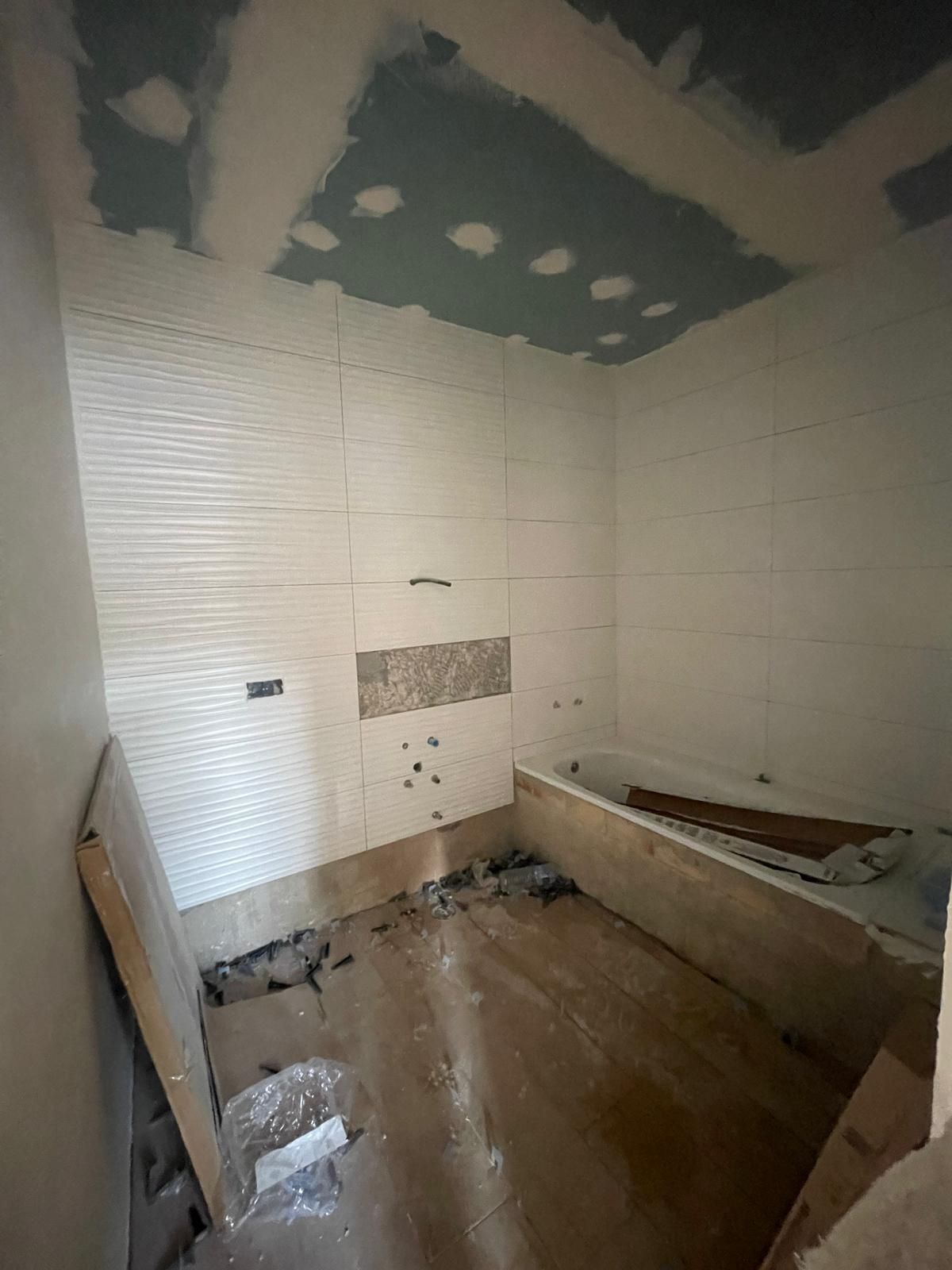 Un baño en construcción con bañera.