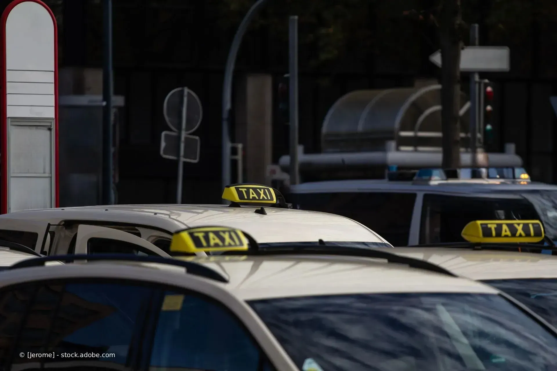 Gelbe Taxis standen im Stau vor einem Gebäude unter den Lichtern der Stadt.