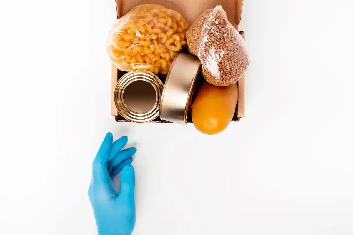 Dos personas dándose la mano, fondo borroso, primer plano.