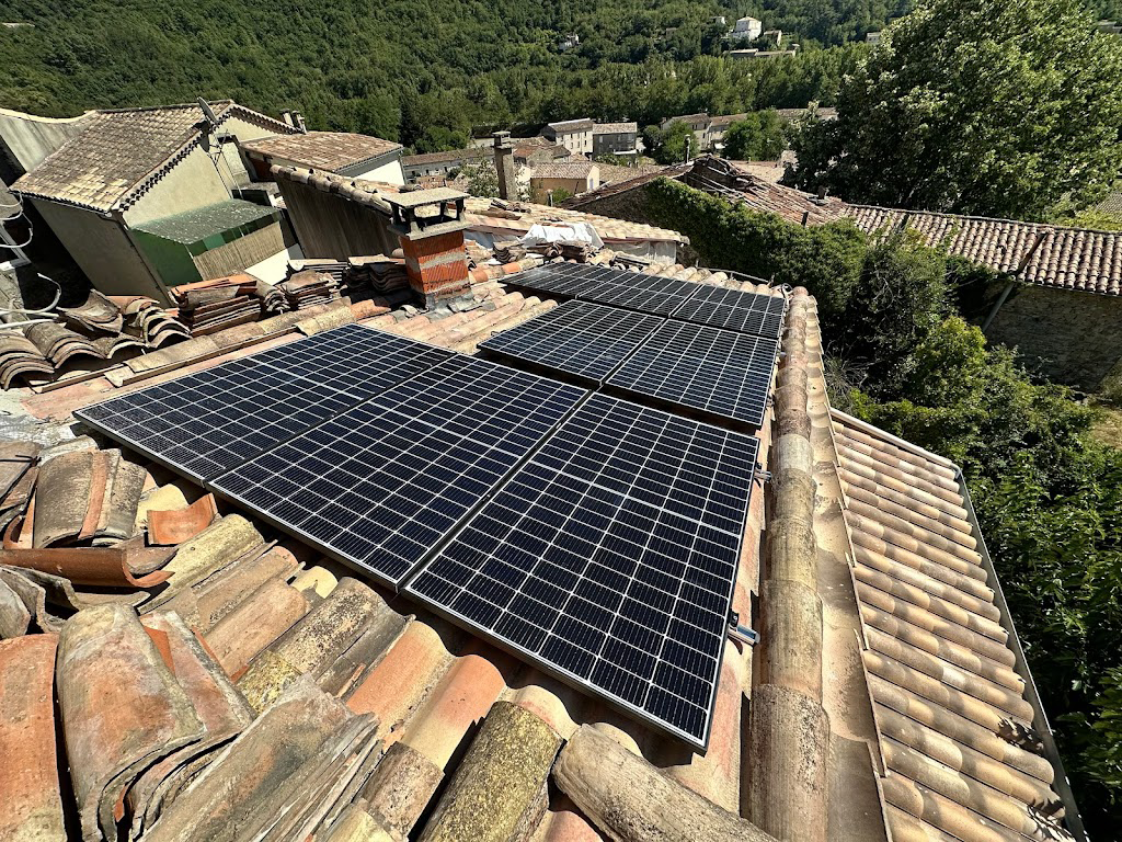 Panneaux solaires posés par le Groupe Rénov’ENR