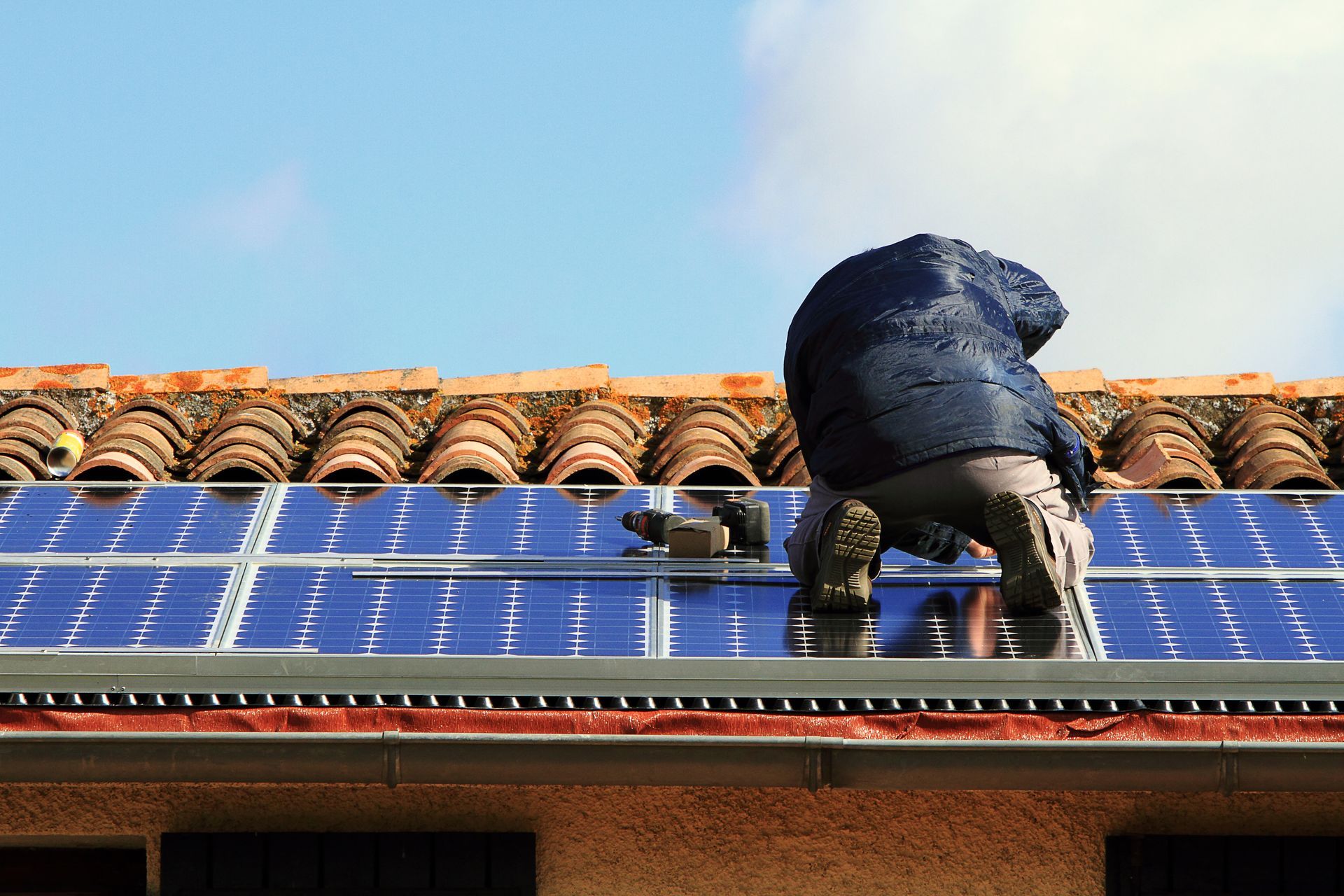 Artisan effectuant un dépannage sur un panneau solaire