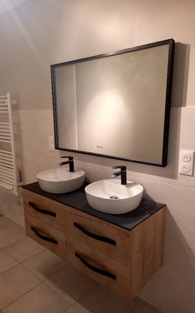 Meuble-lavabo de salle de bains moderne avec deux lavabos