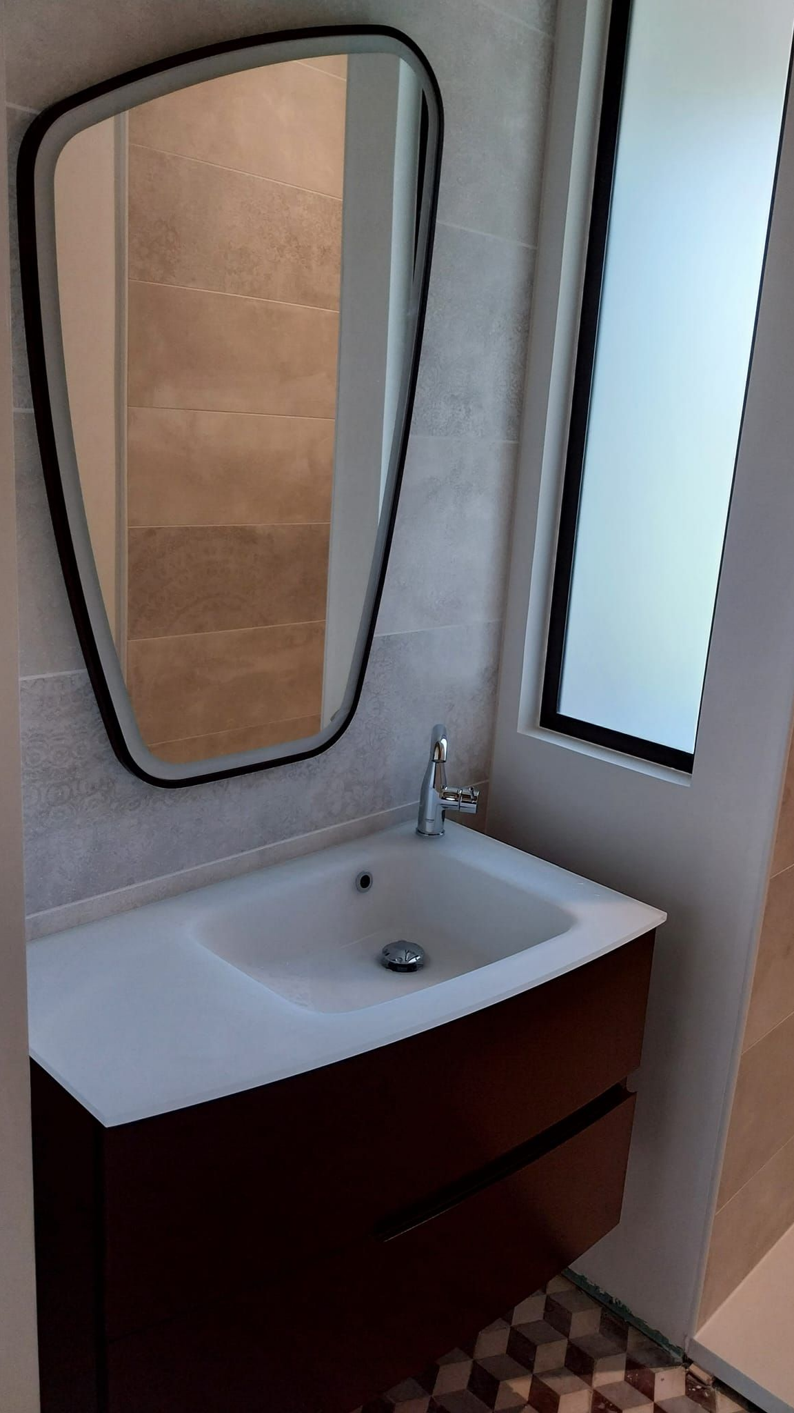 Salle de bains avec meuble-lavabo