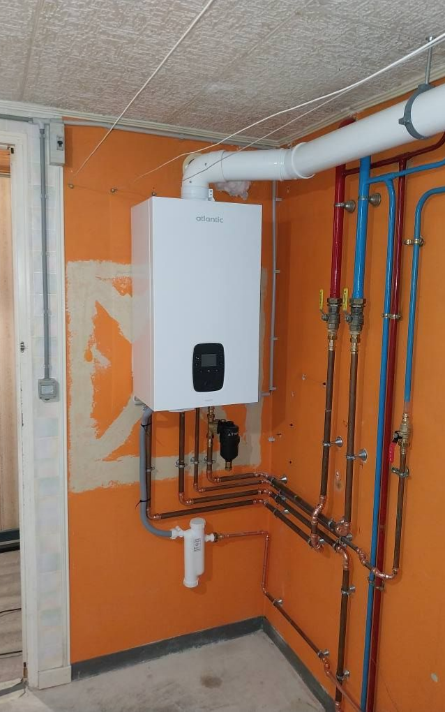 Chaudière murale avec tuyaux en cuivre et mur