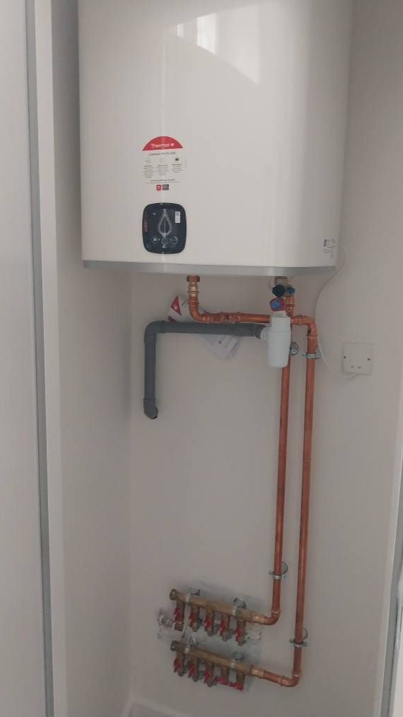 Chauffe-eau avec tuyaux et raccords en cuivre