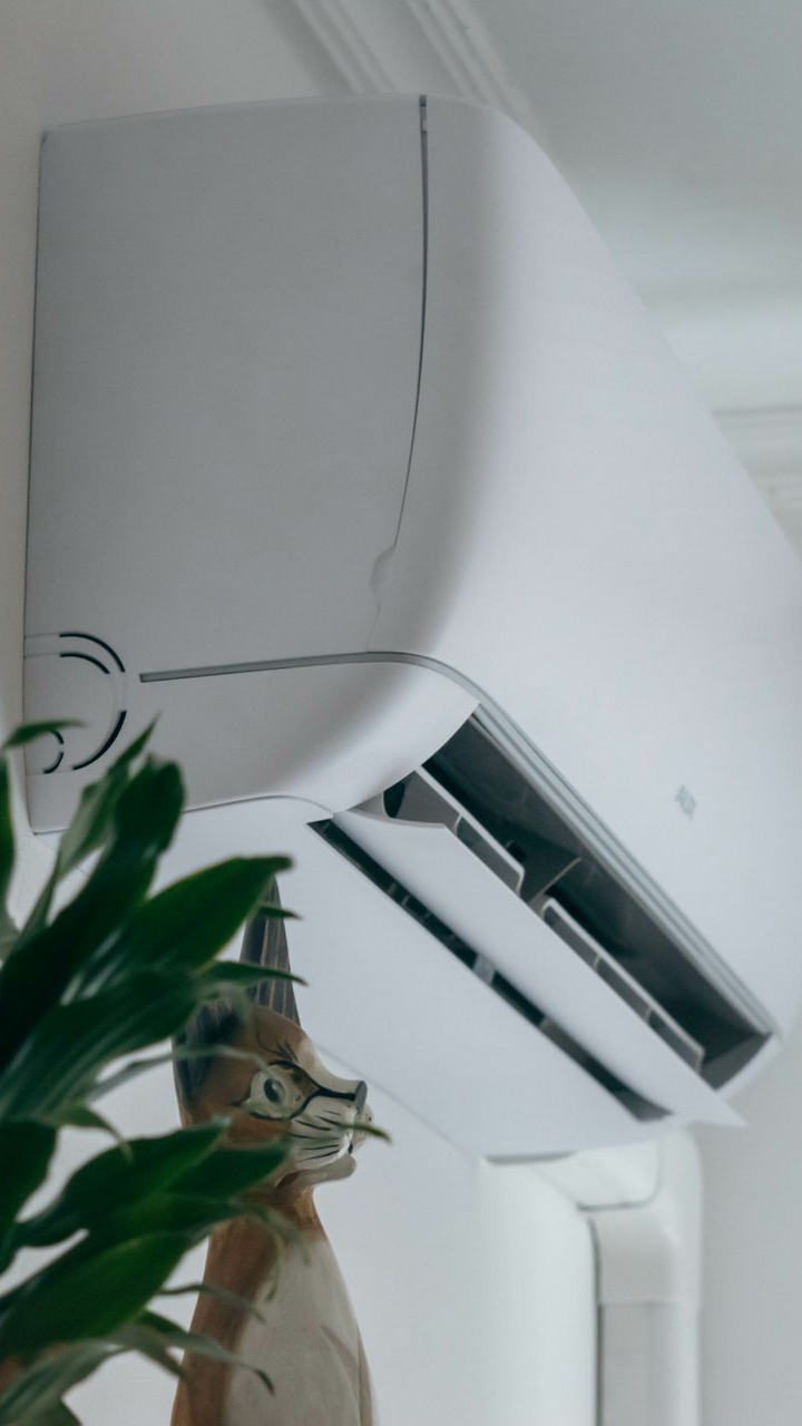 Climatiseur blanc fixé au mur
