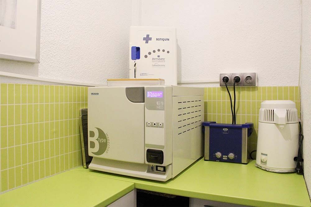 Un horno microondas está sobre un mostrador verde en una habitación.