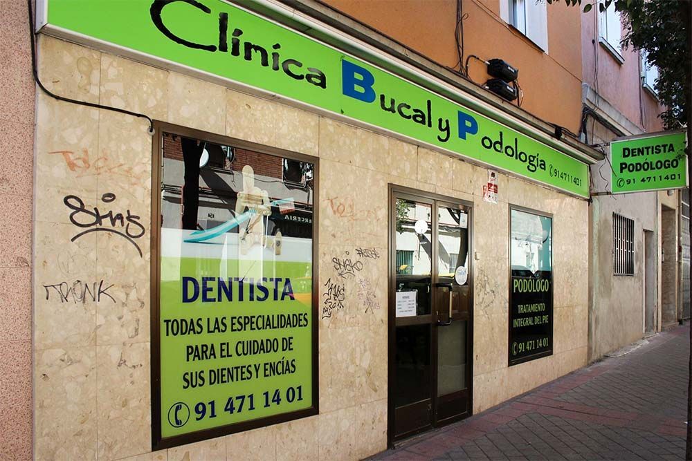 Un edificio con un cartel que dice clínica bucal y podología.